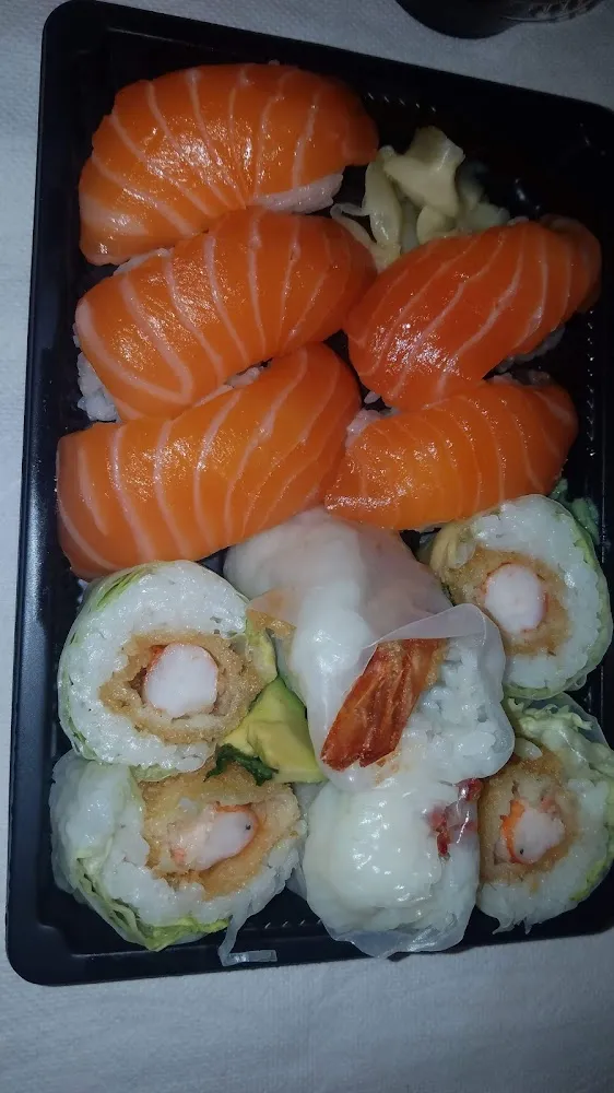 Sushis Saumon Et Roll Tempura